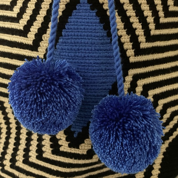 Colombian Wayuu Mochila Boho Shoulder Bucket blue and black handmade Bag - Picture 4 of 13